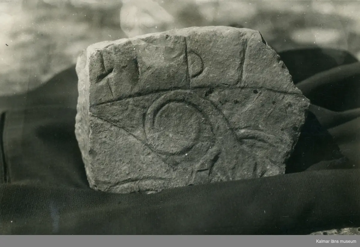 KLM 12231. Runsten, fragment. Kalksten. Ormslinga i platt relief. Runor inhuggna X. DI.