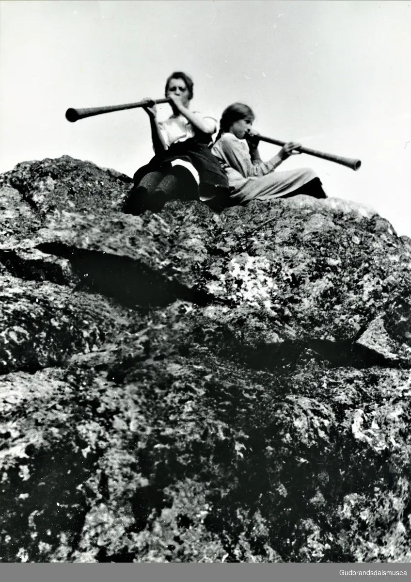 Søstrene Hanna og Aslaug Myhre på Storsteinen, Skei