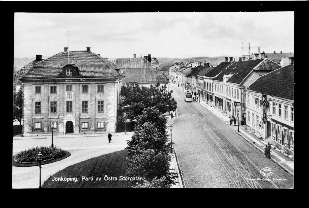 Vy över del av Östra Storgatan i Jönköping. Spårväg och spårvagn till höger i bild.