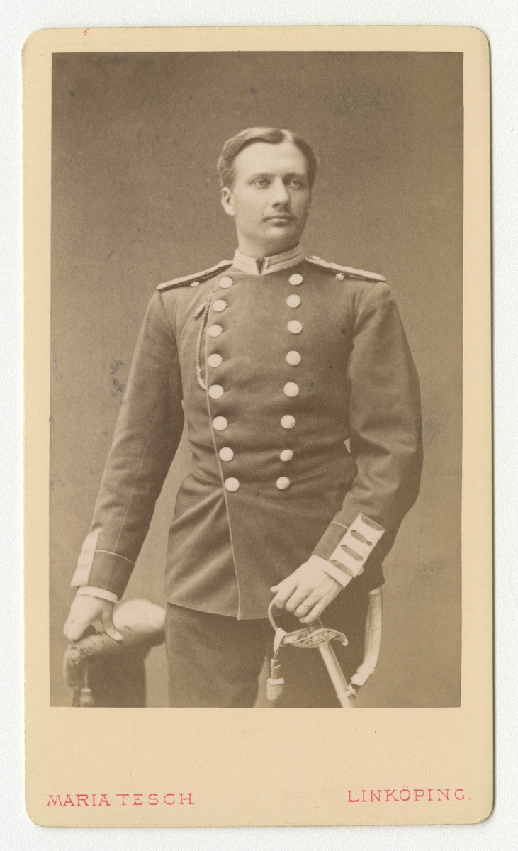 Porträtt av Folke Adolf Iwan Egerström, officer vid Andra livgrenadjärregementet I 5.

Se även bild AMA.0002147 och AMA.0009437.