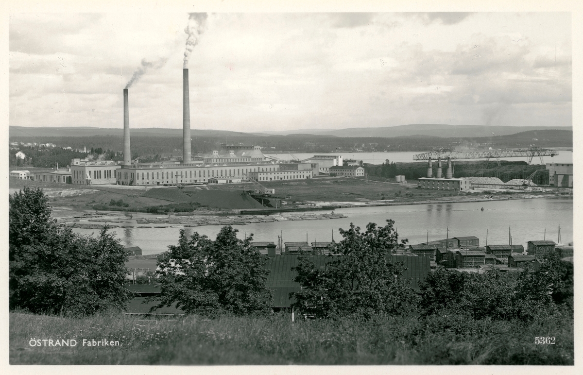 Tre vykort med Östrands sulfatfabrik. Vykort.