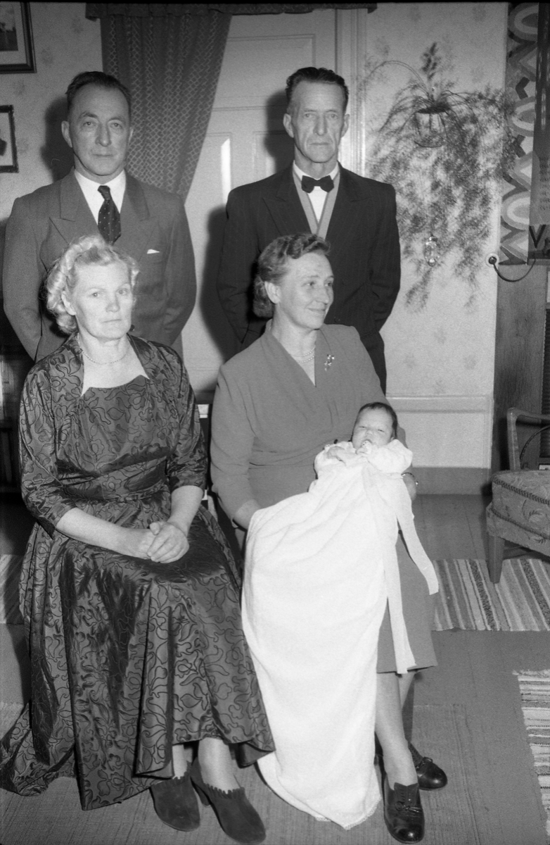 To bilder fra en barnedåp april 1958. Dåpsbarnet er Hanne Oppegård fra Kraby, yngste datter av Agnes og Tore Oppegård. Bak til venstre står Tore Oppegård til venstre, til høyre Tores bror Ottar Oppegård. Foran til venstre er Ingeborg Jansen, søster av dåpsbarnets mor, og til høyre Anna Oppegård, gift med Ottar.