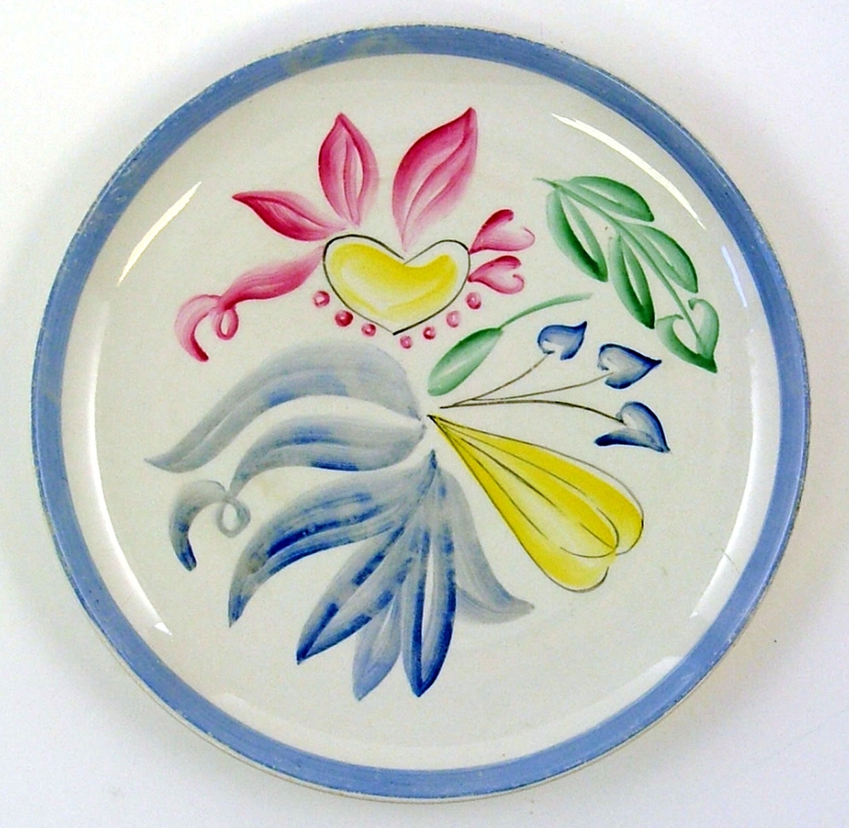 Assiett med handmålad dekor Tropik formgiven av Lillemor Mannerheim 1954.