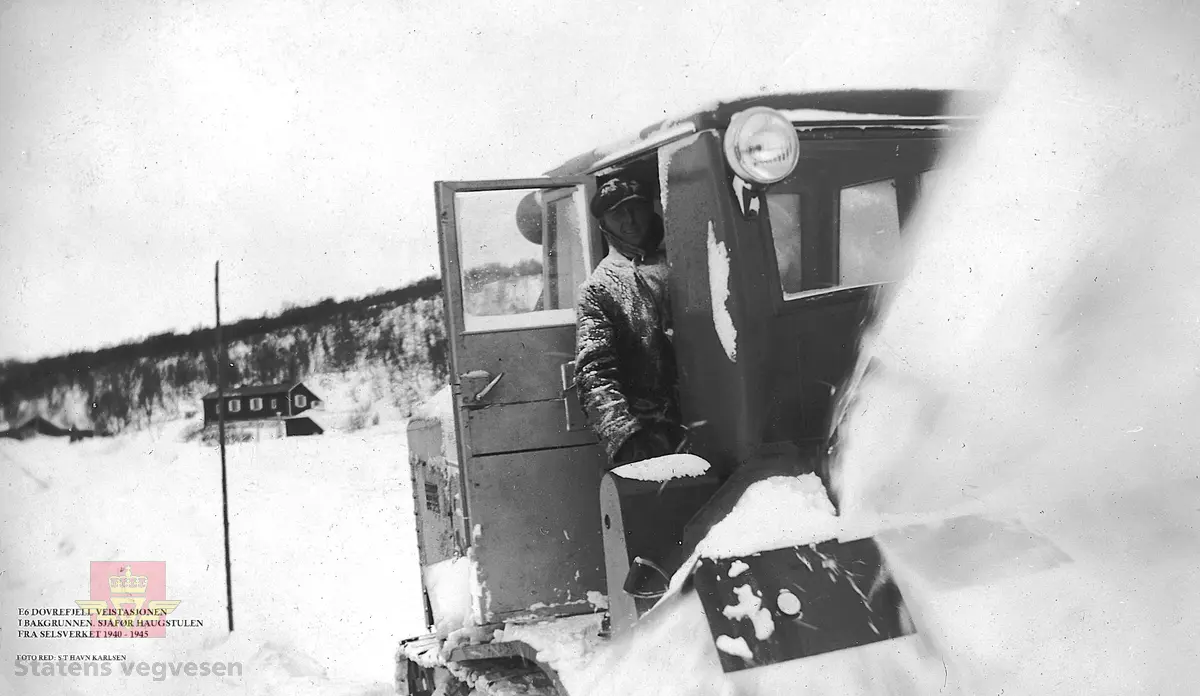 E6 Dovrefjell. Vegstasjonen i bakgrunnen. Sjåfør Haugstulen fra Selsverket kjører Peterfres. 1940-1945. Foto red: ST Havn Karlsen. I følge merking på bildet.