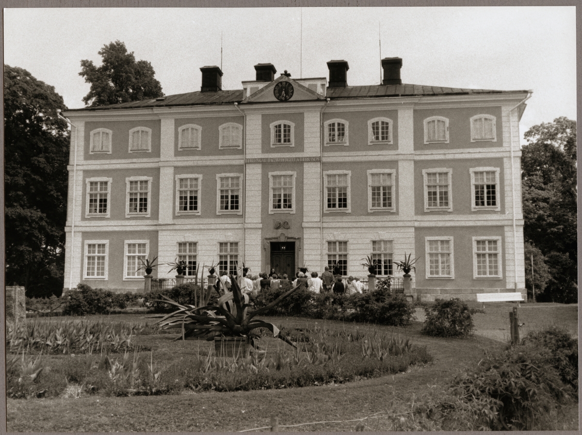 Sällskap utanför "Stora Huset" vid Julita herrgård på Trafikaktiebolaget Grängesberg - Oxelösunds Järnvägar, TGOJ-dagen den 2 juni 1989.
