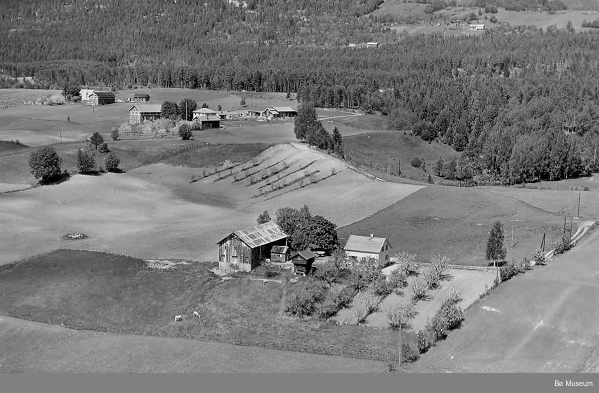 Flyfoto av Brenne og Tollehaugen, tatt 13. juni 1958.
