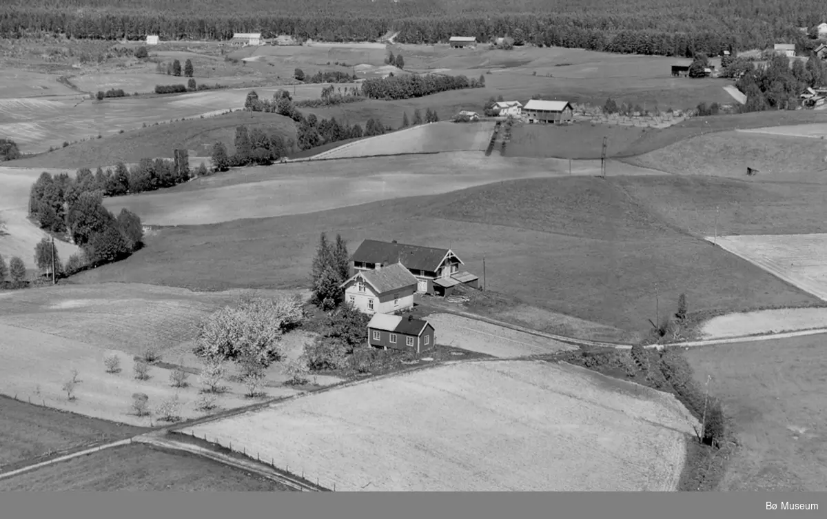Flyfoto av Hellestad 13. juni 1958.
