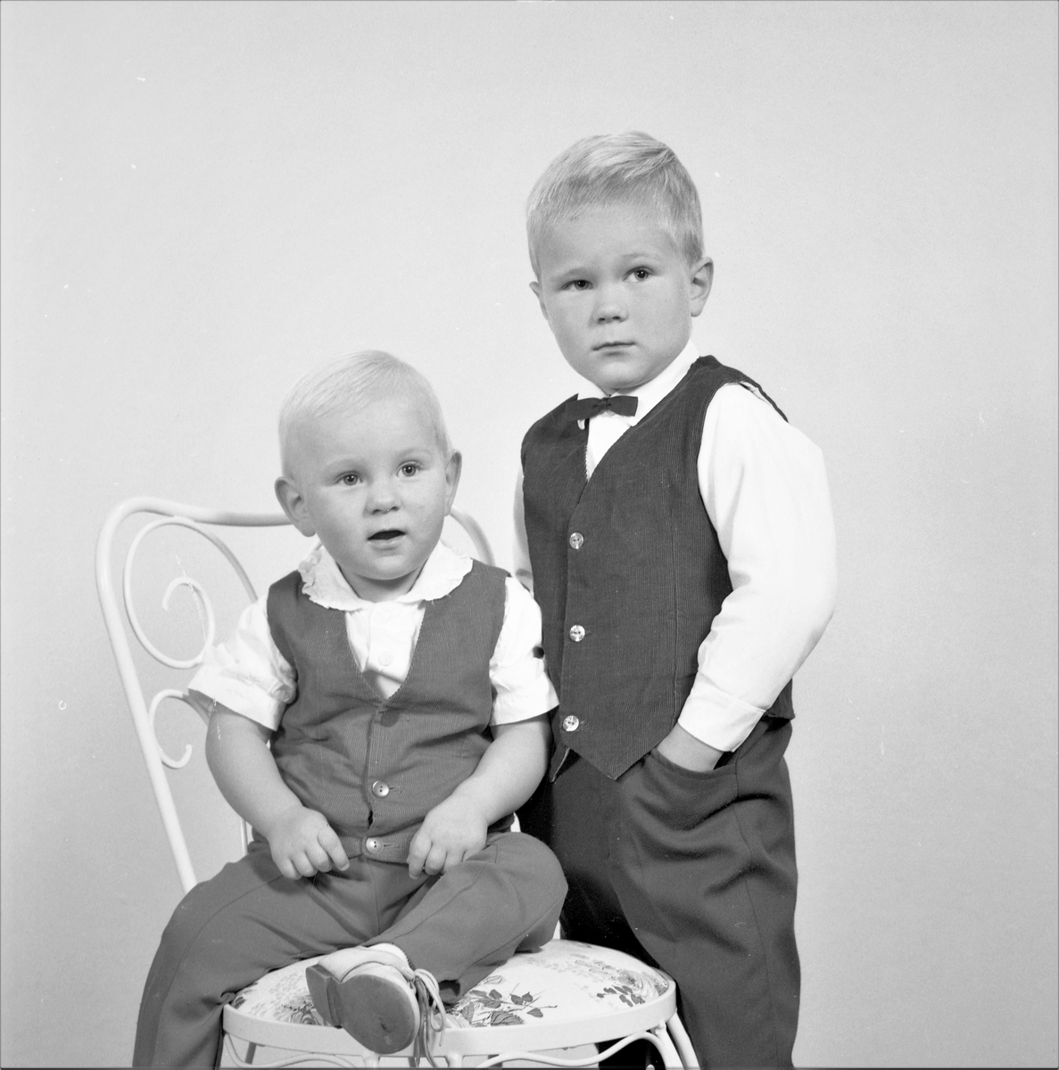 Portrett.To unge gutter. Bestilt av Otto Eide. 5550 Førland