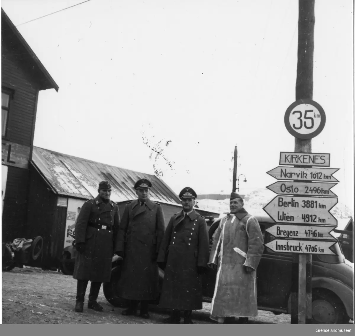 Kirkenes under krigen.. Veiviser på Lønboms Plass. Tyske soldater.