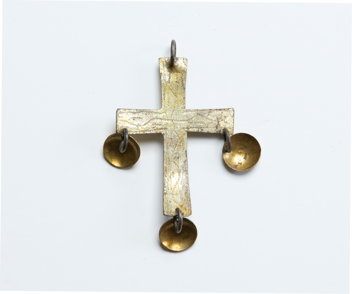 Hängsmycke av förgyllt silver i form av ett kors med tre skålforade hängen.