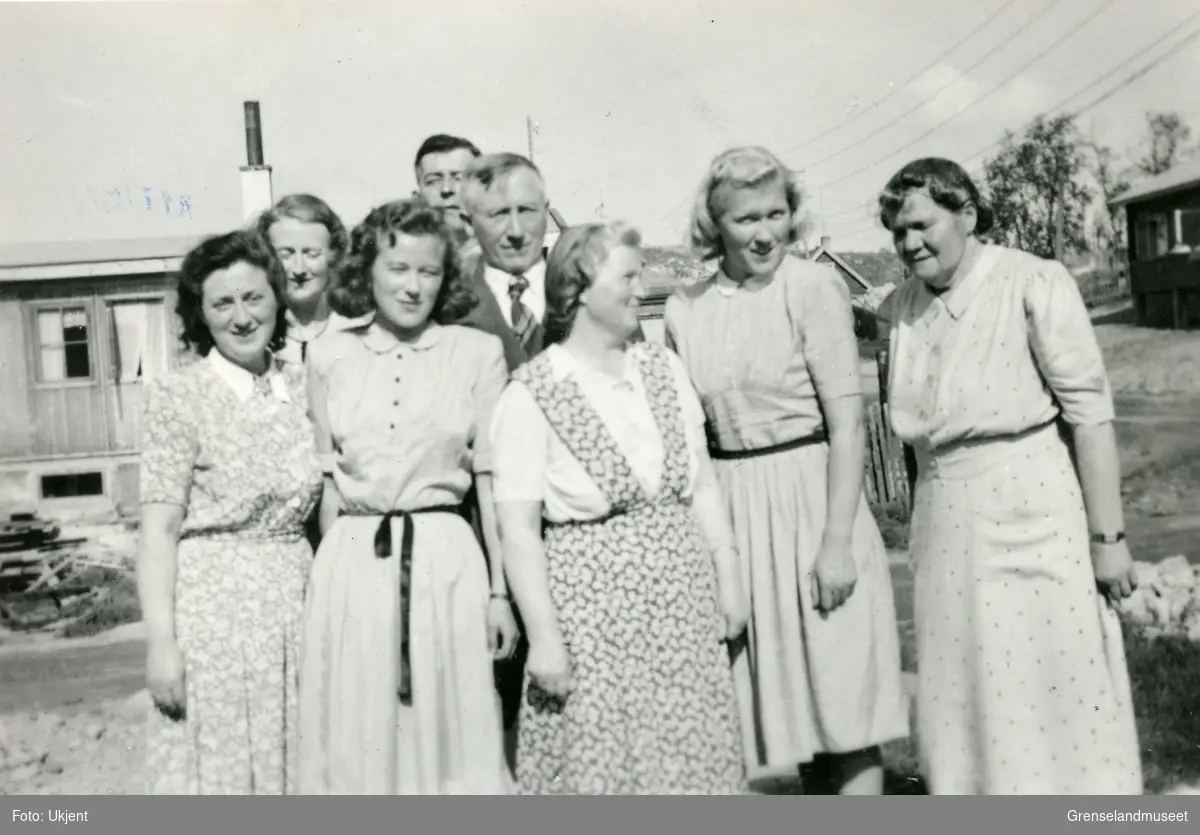 Etter folkeskolens avslutning på Kirkenes 1946. Ved skolebrakka i Berggata. Fra venstre; Margit Stangnes, Fru Tro, Karen Grundnes, Julius Tro (bakerst), Hans Stangnes, Fru Anette Stangnes, Frk. Tømmerås, Otilie Borgen.