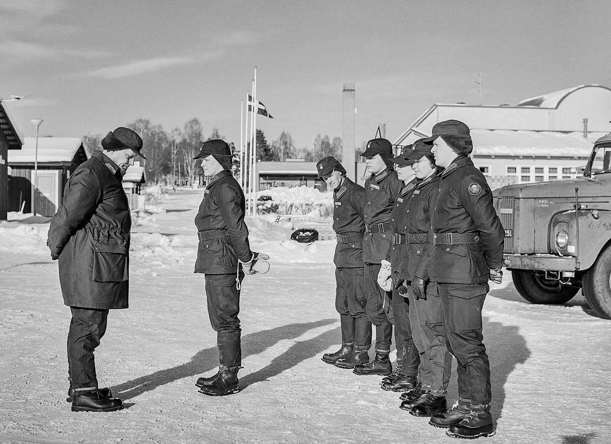 Trängens aspirantskola vid T 2 i Skövde genomför vinterutbildning i motortjänst.
Här tar kurschefen emot en av grupperna.