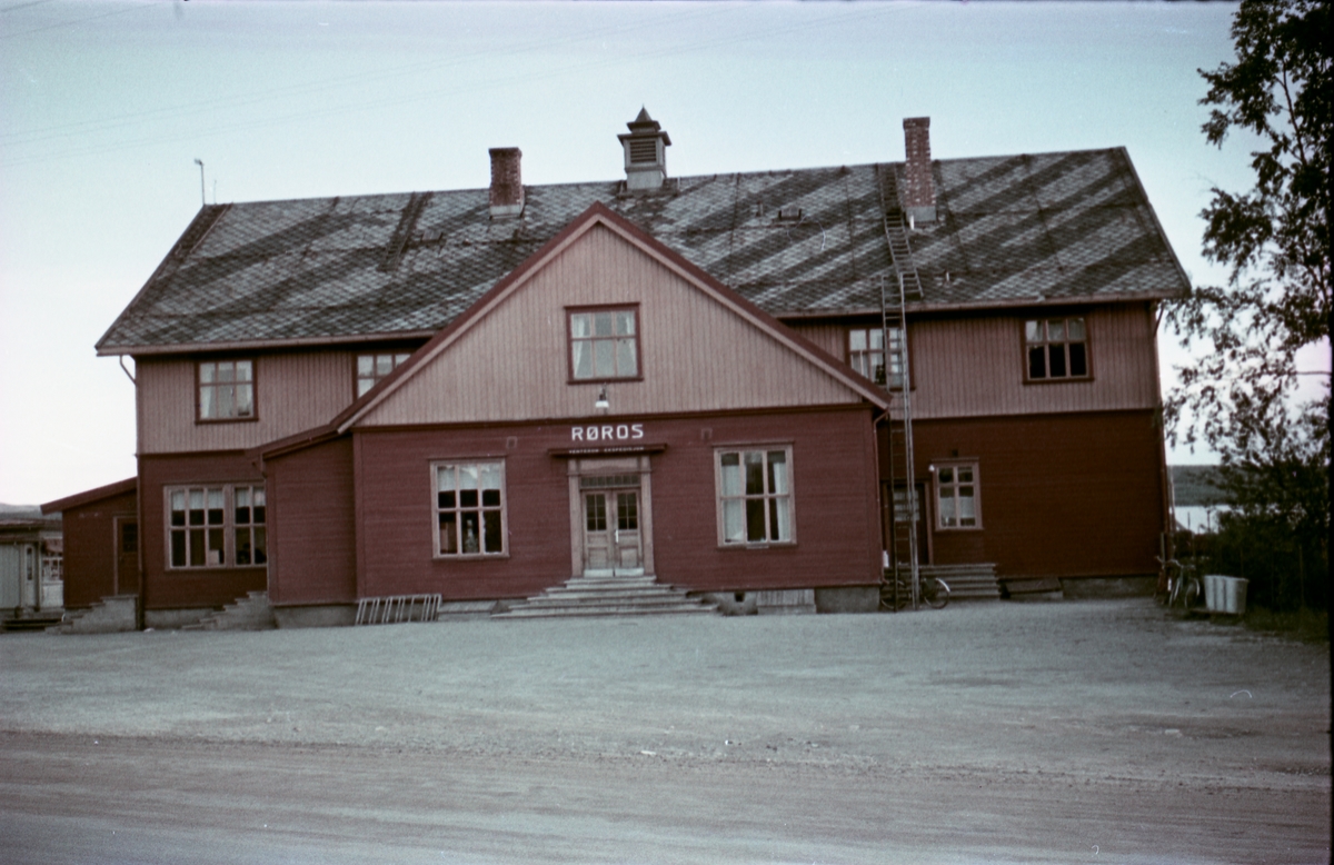 Røros stasjon fotografert fra framsida sommeren 1958.