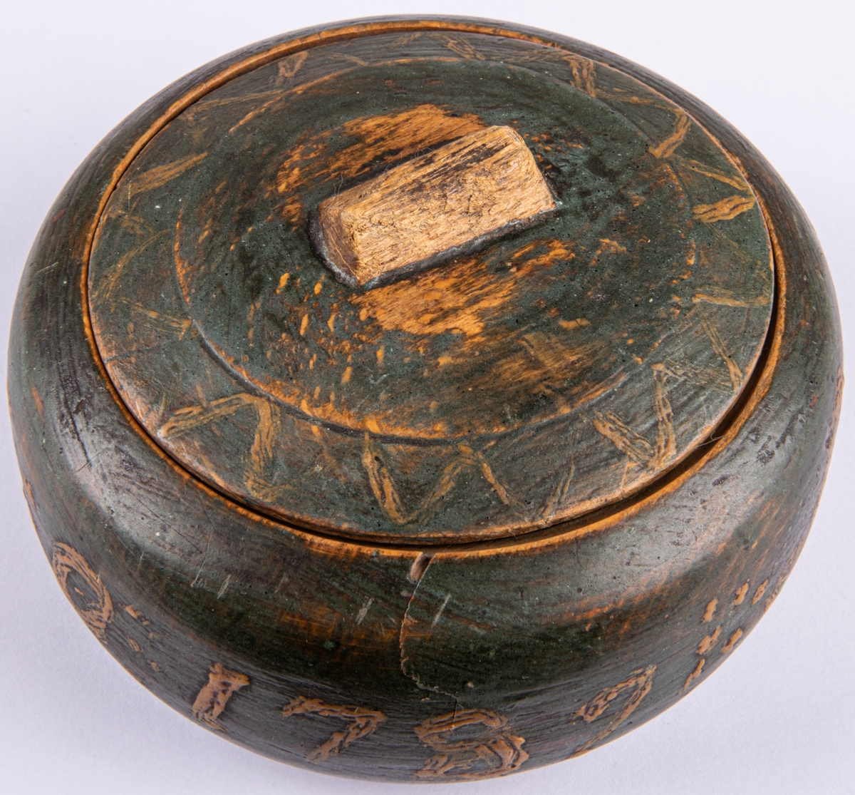 Träask med lock, trä, grönmålat med sicksackmönster, märkt ABQ AO 1789.