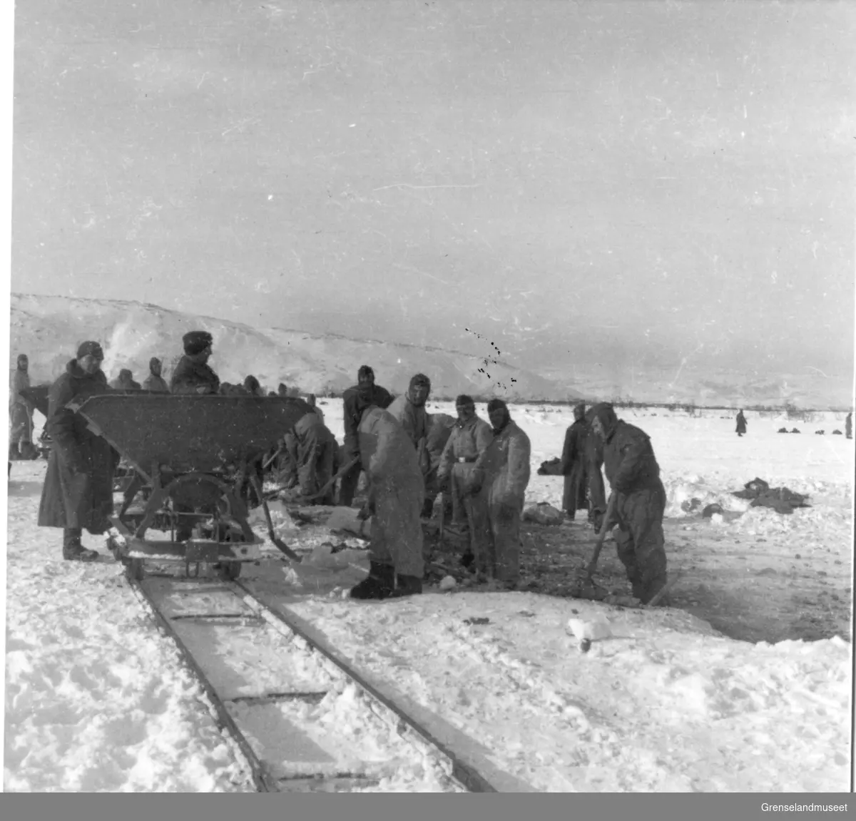 Sør-Varanger under krigen.
Tyske soldater på flyplassen