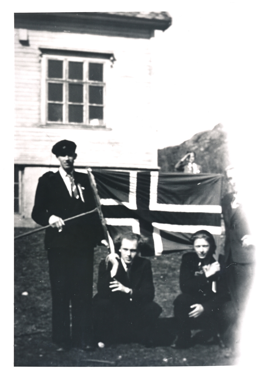 Just Sollied og Søren Selmersen og to til utenfor skolen på Å i Senja. Bildet er tatt en gang mellom 1948 og 1955.