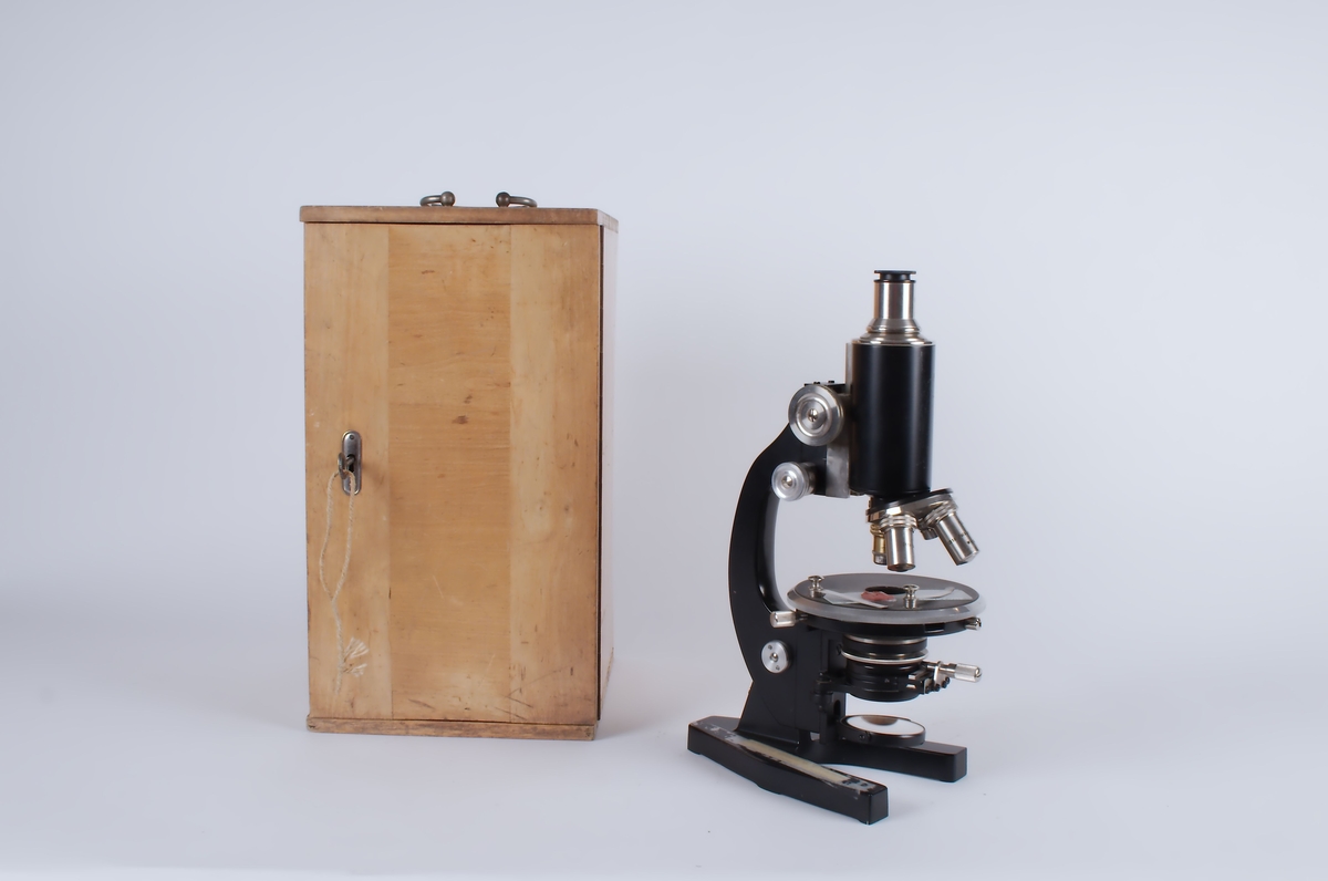 Forskningsmikroskop med revolverfatning for objektiver. Oppbevaringskasse i tre.