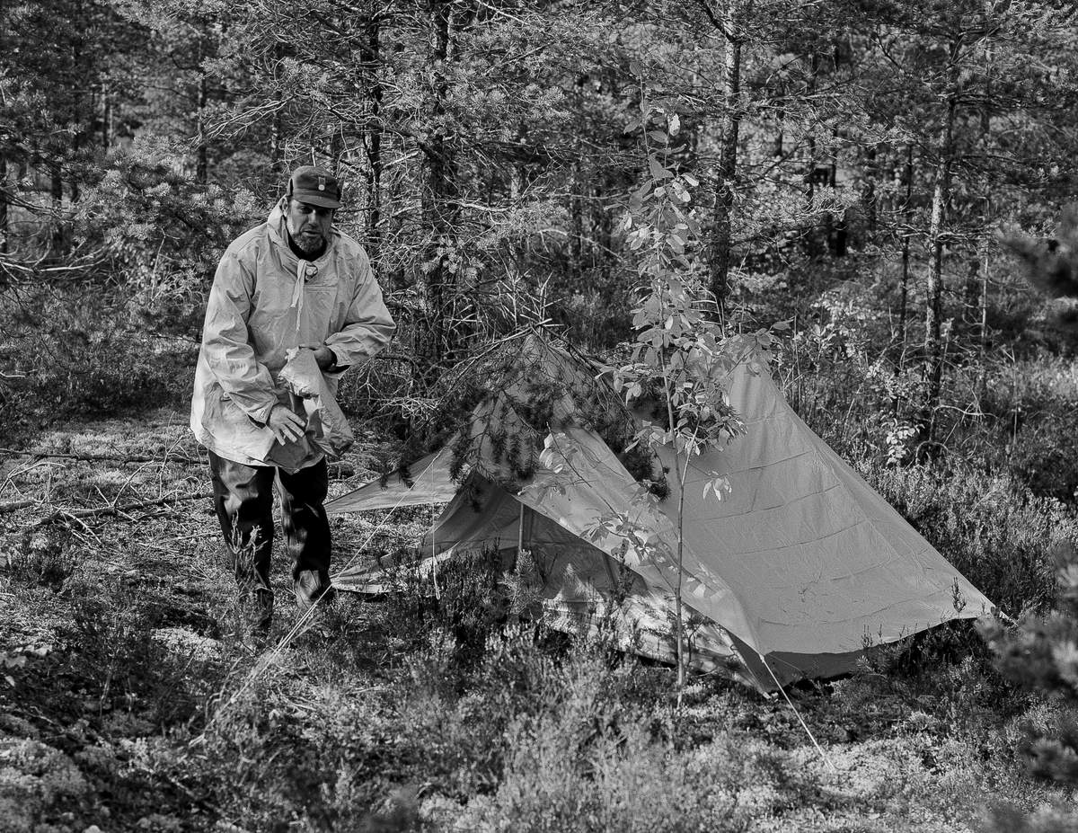 Fanjunkare Svante Blomkvist, chef förplägnadsplutonen, förbereder egen tältförläggning. Svante ledde en av stationerna som soldaterna passerade och verkade genom sin radio.

OBS! fyra bilder.