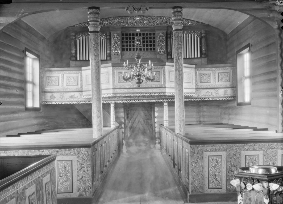 Lesja kyrkje interiør mot galleriet og kirkedøra. Takmaleri av Ragnvald Einbu. Bilde tatt etter 1925 da den fikk nytt interiør med malt dekor
