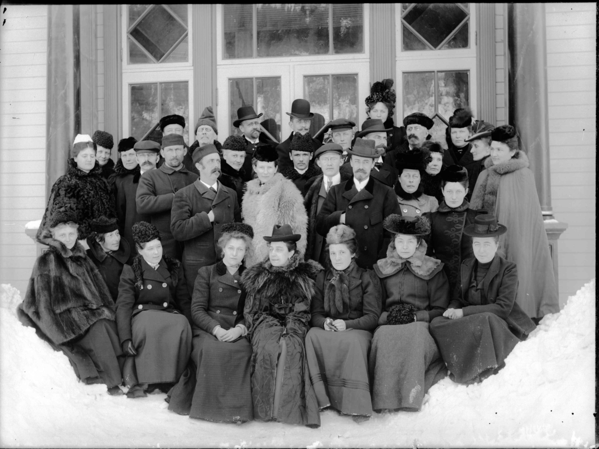 Gruppe med kvinner og menn, vinterbilde