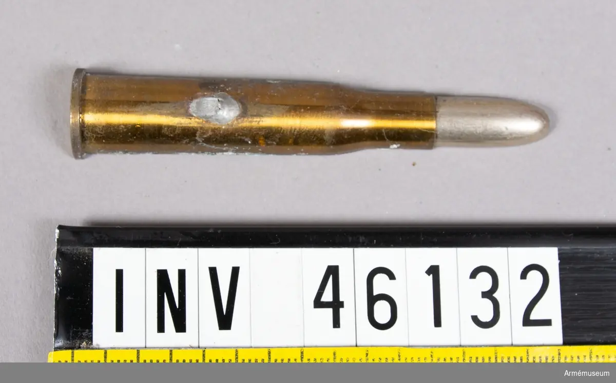 Grupp V.
Skarp 8 mm genomskuren patron m/1889. Med mantel av koppar och nickel för röksvagt krut till 8 mm gevär m/1867-89.
