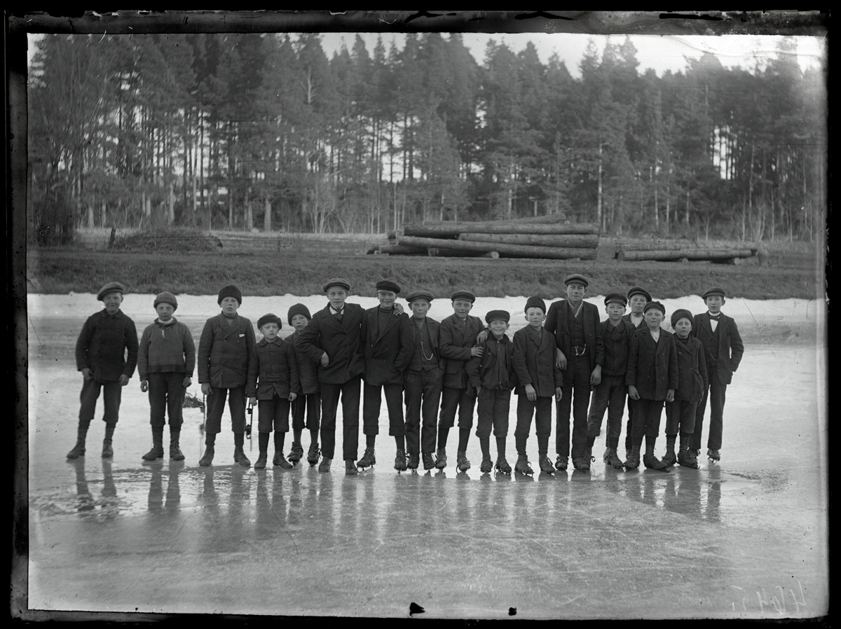 Skridskoåkande barn på Göta kanal
