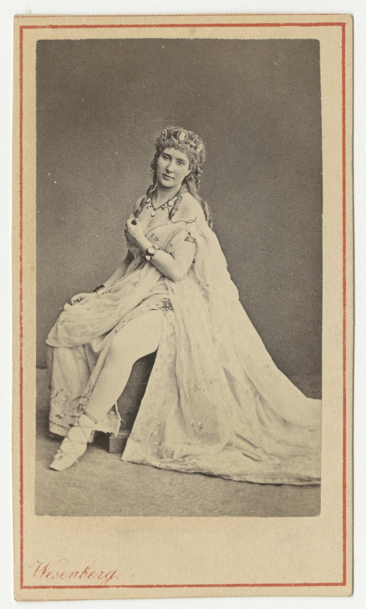 Porträtt av okänd kvinna, troligen rysk balettdansös.