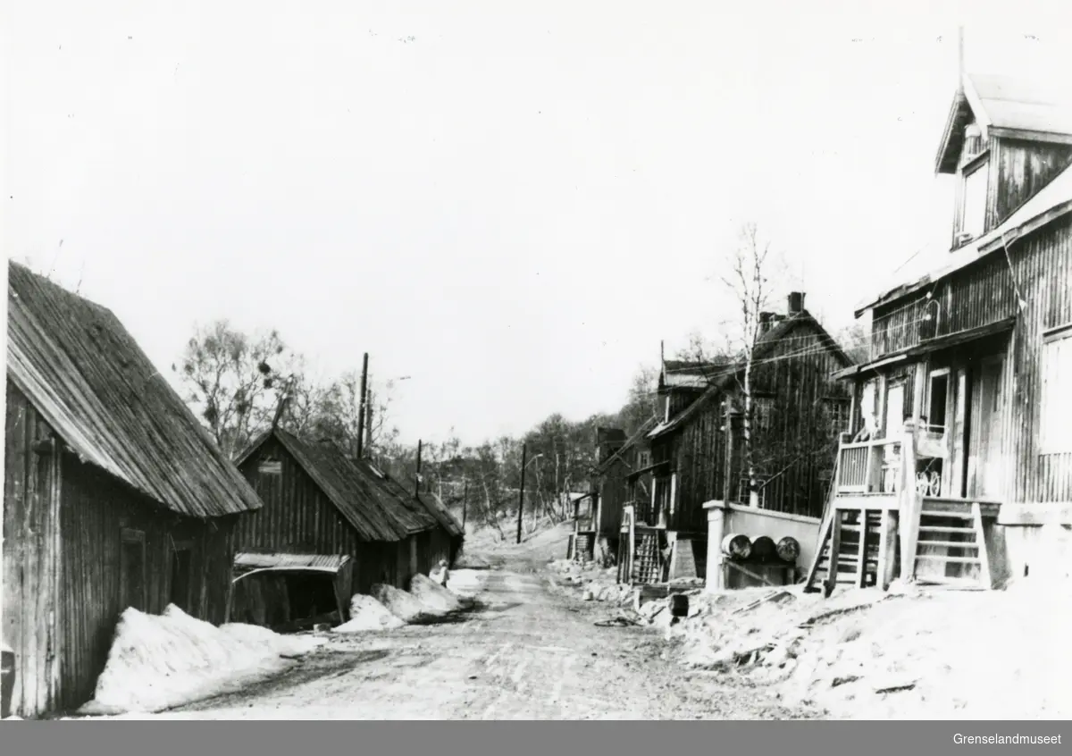 Sagbruket Pasvik Timber sine arbeiderboliger på Jakobsnes. Bildet ble tatt like før de ble revet. 