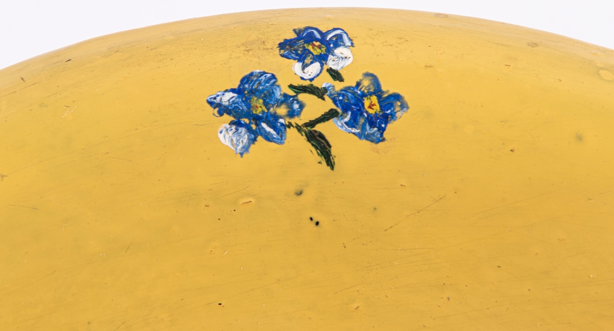 Brödfat plåt, gullackerad med blå blommor föran blad samt en rörd blomma, grön fjäril.