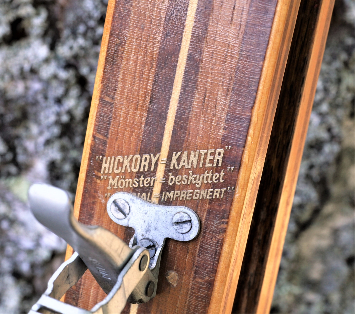 Et par ski fra skifabrikant Madshus med hickorykanter. Skibinding fra Bredesen Polar.