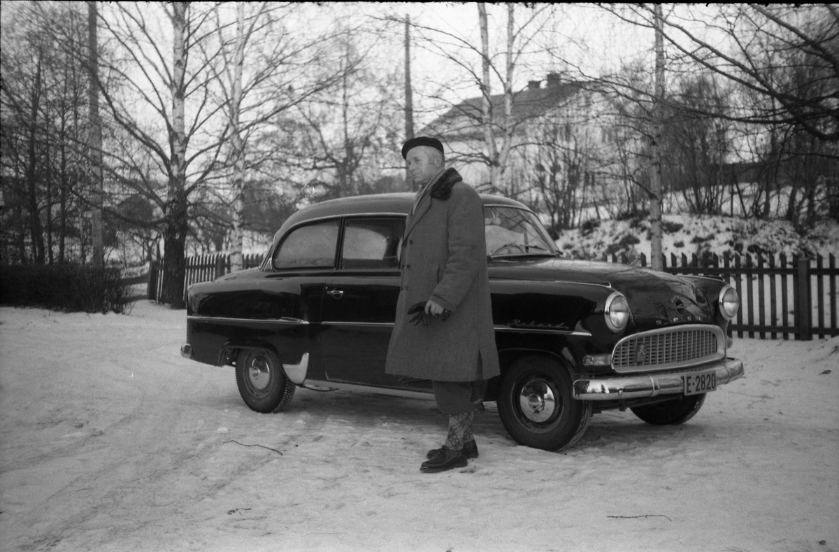 Fire bildere av distriktslege i Østre Toten, Per Bojsen Aamot, som står ved sida av sin 1956-modell Opel Rekord. Bildene er tatt på gårdsplassen hos fotografen, Sigurd Røisli.  senhøstes 1958.