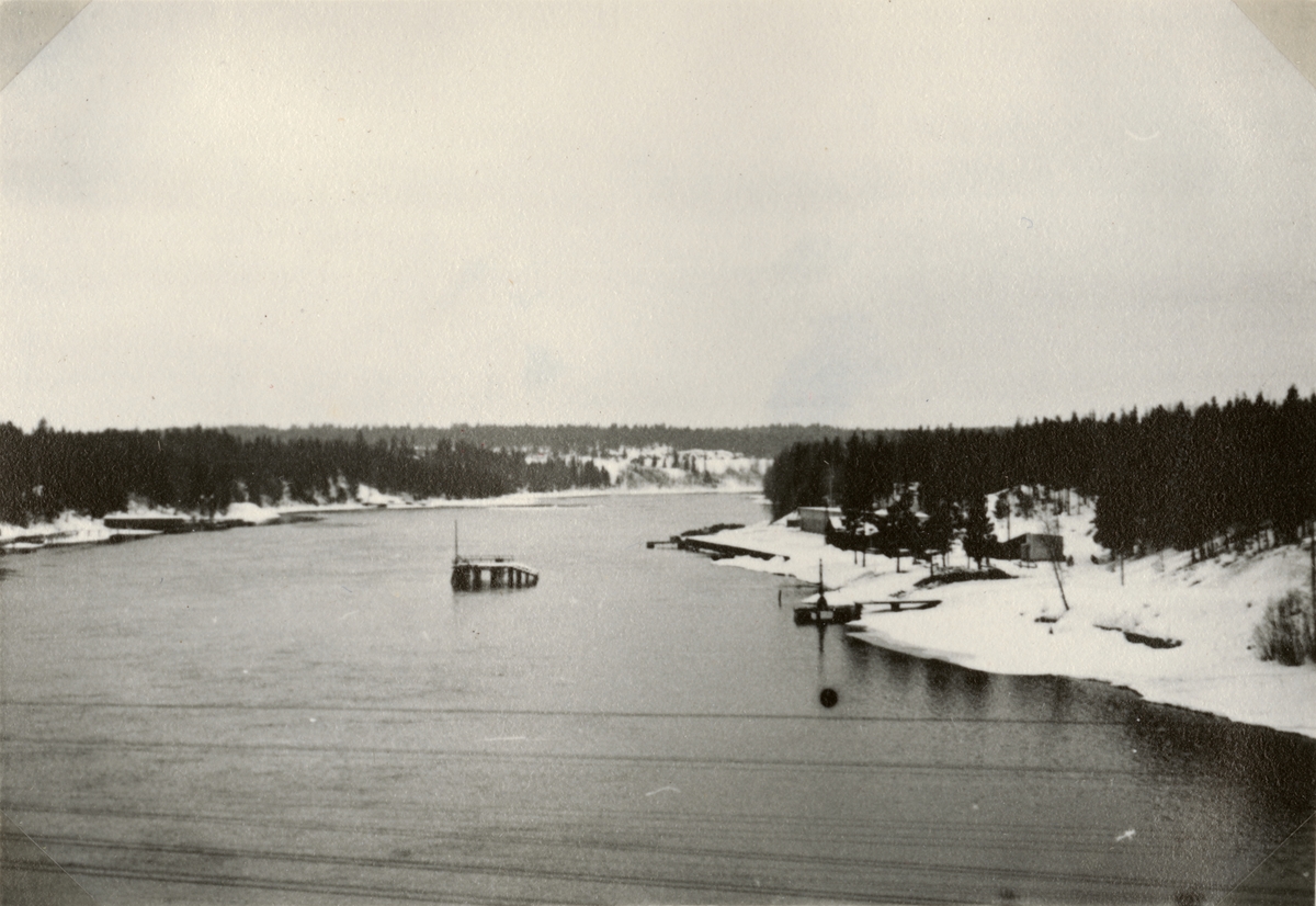 Text i fotoalbum: "Studieresa med general Alm till Finland 1.-12. mars 1939. Finska pibat övningsplats vid Koria, Kymmeneälv."