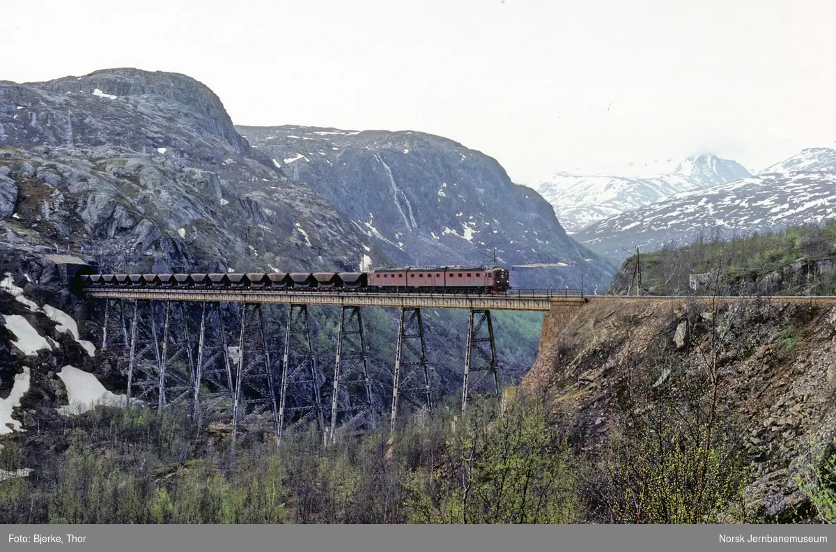 Svensk elektrisk lokomotiv Dm3 foran malmtog 7315 på Norddalsenden bru