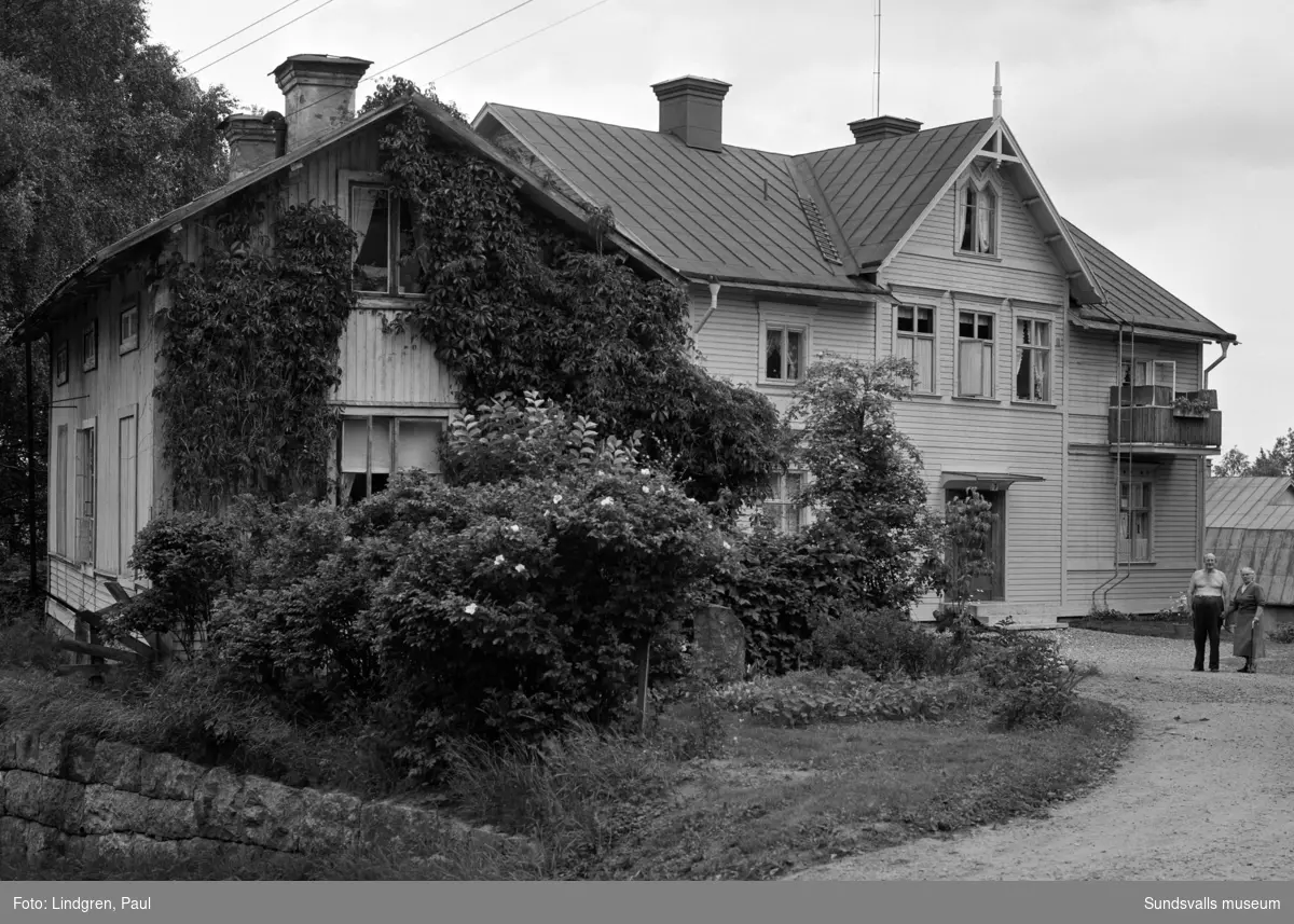 Erstagatan 7. Gamla huvudbyggnaden, den mindre lär ha kallats "Lilla Helvete". Paret i bersån på bild 3 heter Gottfrid och Albertina Vallin.
