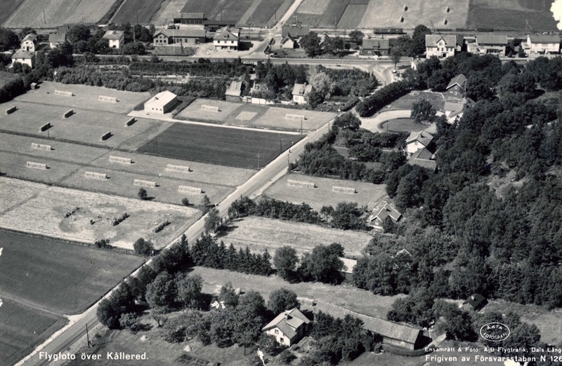 Vykort "Flygfoto över Kållered" cirka 1950 - 1955. Nederst i bild ses Vommedal Västergård "Hanses" på Streteredsvägen 7. Kållered centrum ligger i bakgrunden.