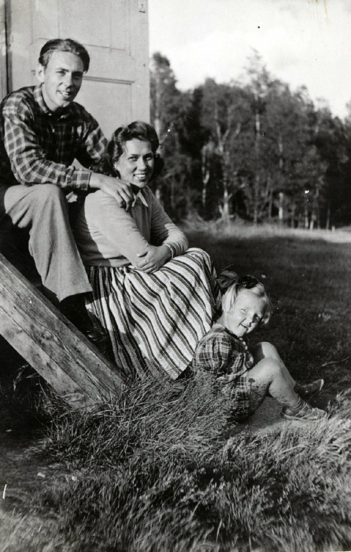 Sommargäster vid Tulebo Sörgård år 1943. En sommarstuga på Axel Andreassons mark "Axels". På trappan sitter Thure Johansson Bjerrhede, Vommedal Östergård "Olas" (1918 - 2004), hustrun Eivor Dahlberg Bjerrhede (1921 - 2015) samt Eivors systerdotter Monica Cedstrand (född 1940).
