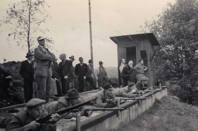 Kållereds skytteförening övar vid Brattås skjutbana, 1940-tal. Namnuppgifter saknas.