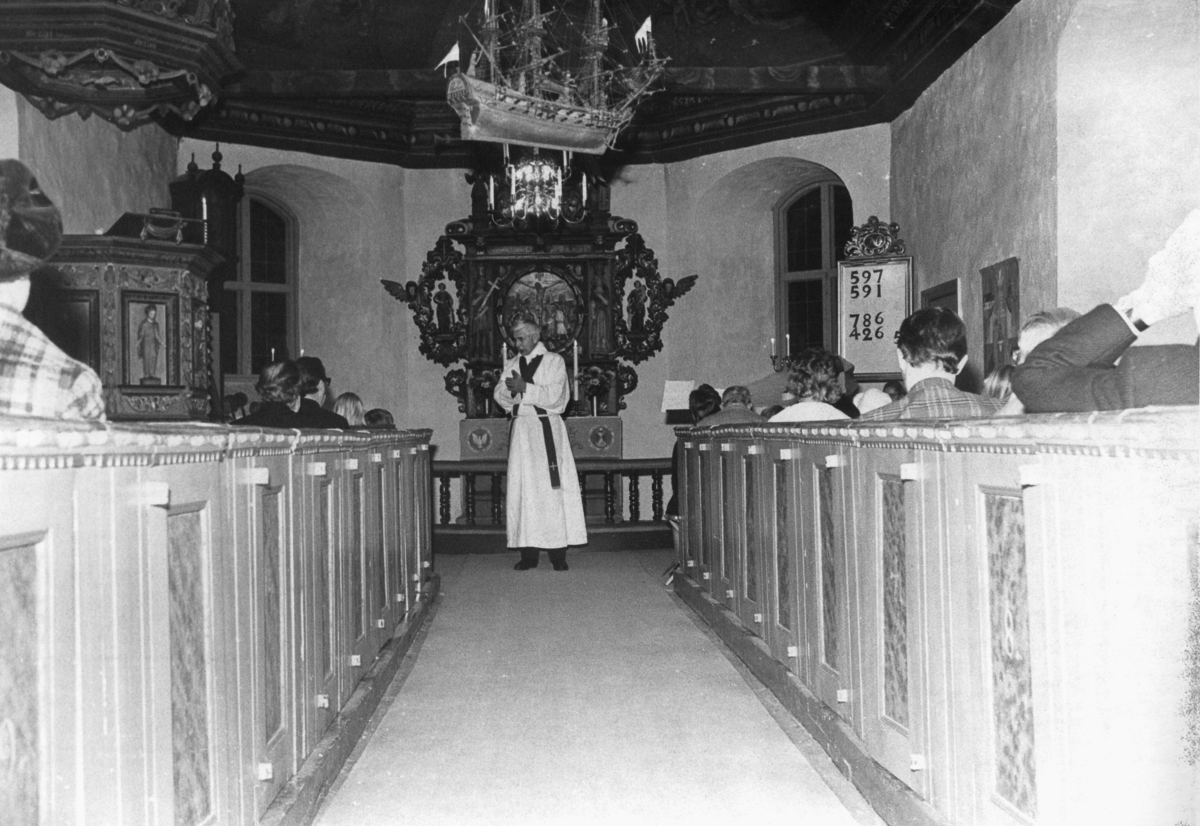 Kållereds kyrka (Svenska kyrkan) innan 1976 års renovering. Okänd präst.