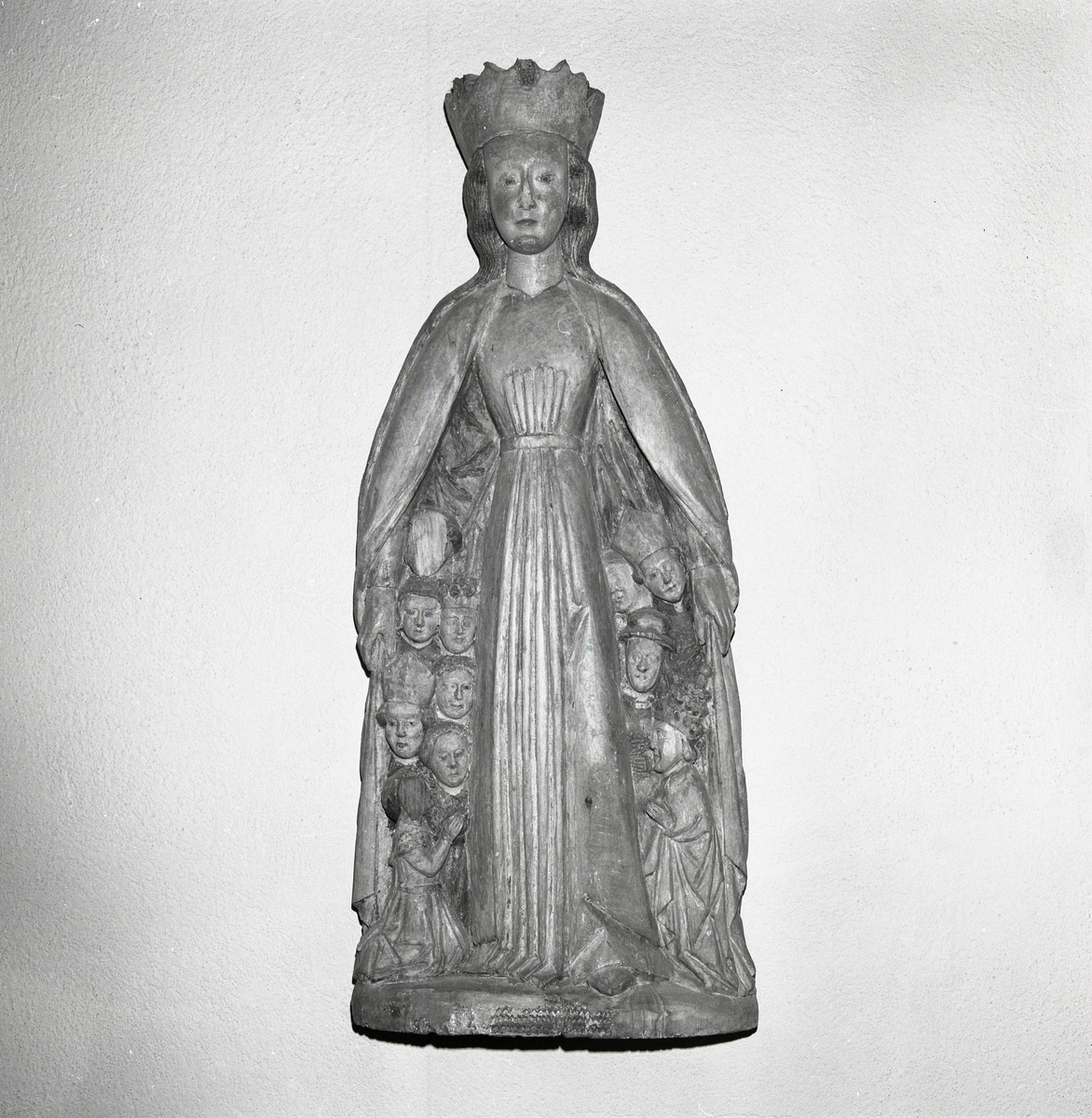 Skulptur av kvinna med många ansikten under manteln, Stöde 1972.