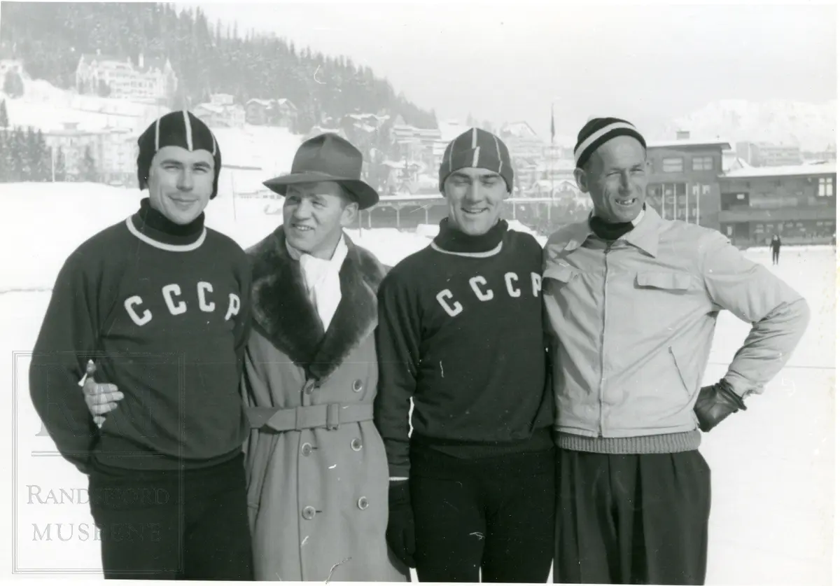 To russiske skøyteløpere sammen med Hans Engnestangen på banen i Davos.