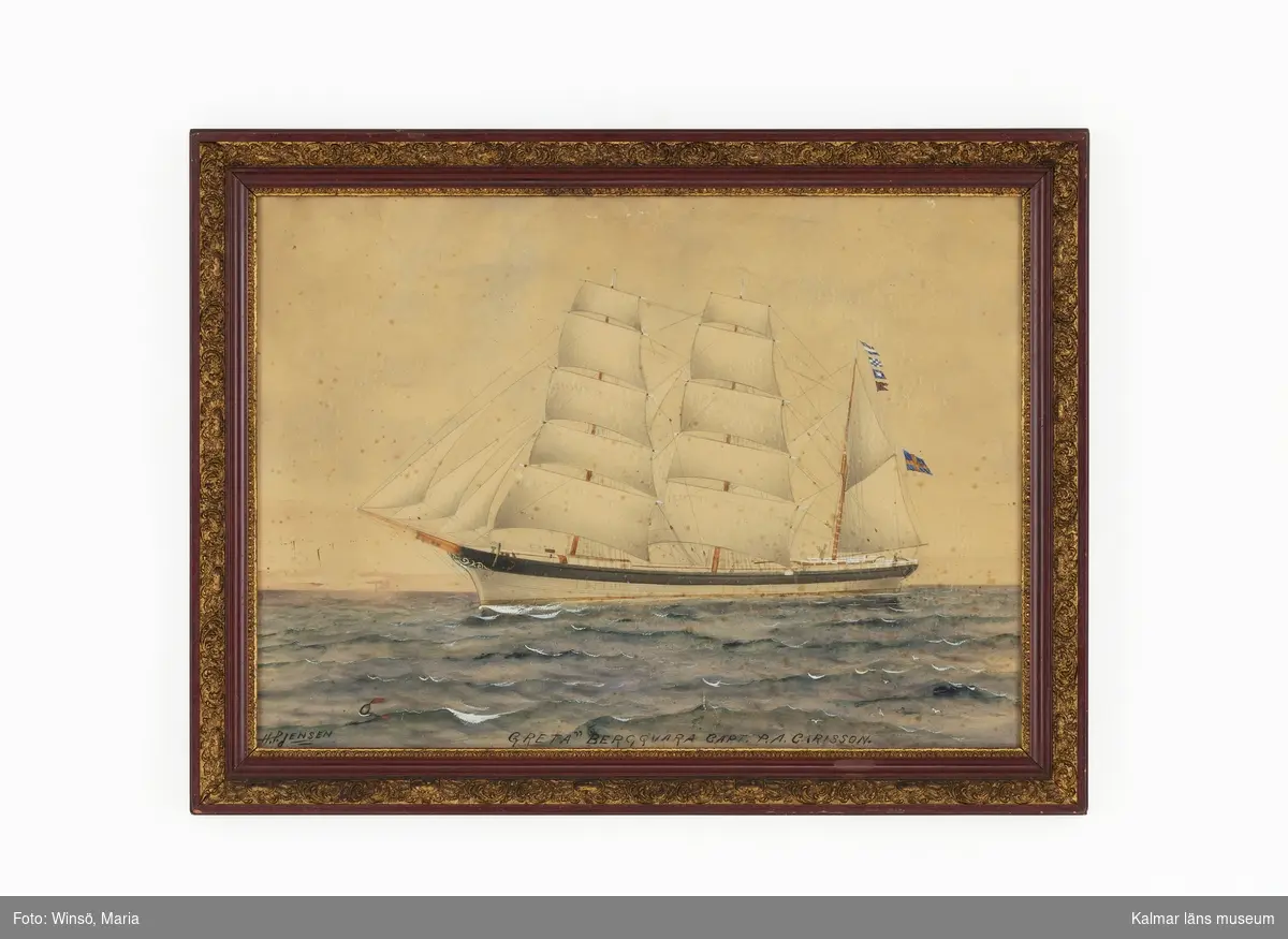 Motivet föreställer ett fartyg till havs i övervägande blå nyanser. Målad text i mitten nedtill: GRETA BERGQVARA CAPT. P.A. CARLSSON.