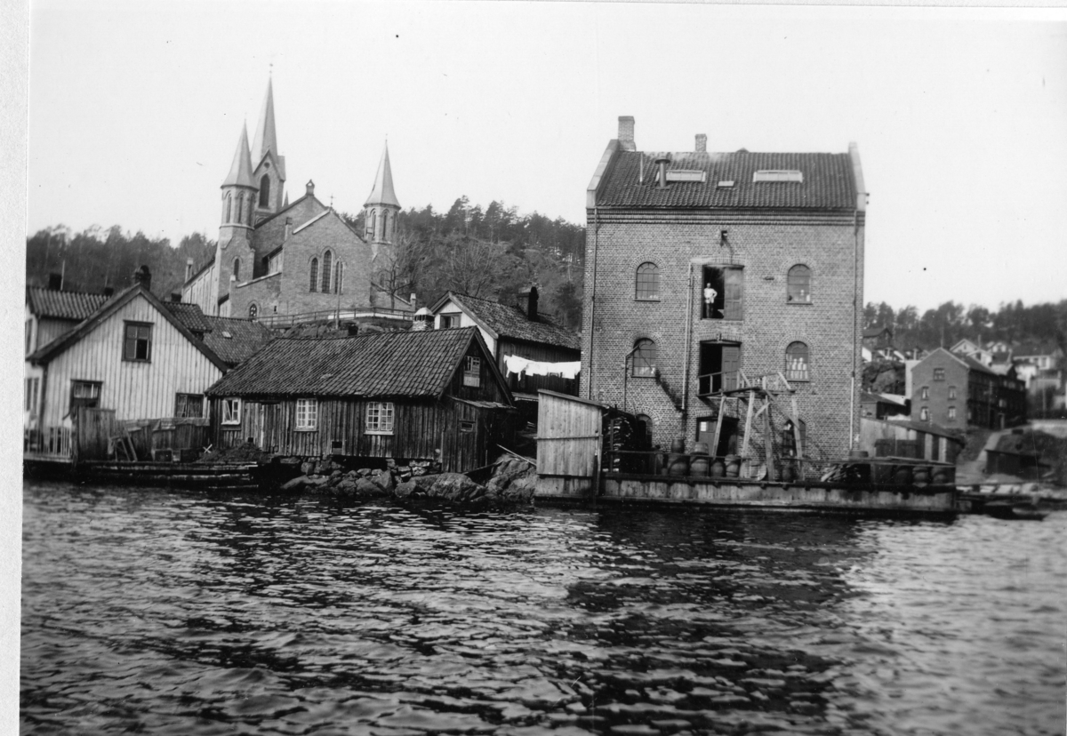 Gamle Kirkebukta med Kirken og Excelsior fabrikk. Kragerø ca 1920