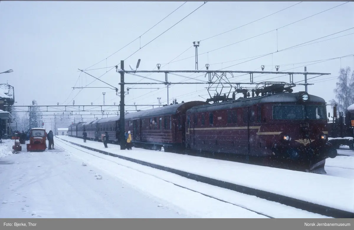 Vinterturisttog 7325 med sovevogner fra Sverige ankommet Lillehammer stasjon, trukket av elektrisk lokomotiv El 11 2148