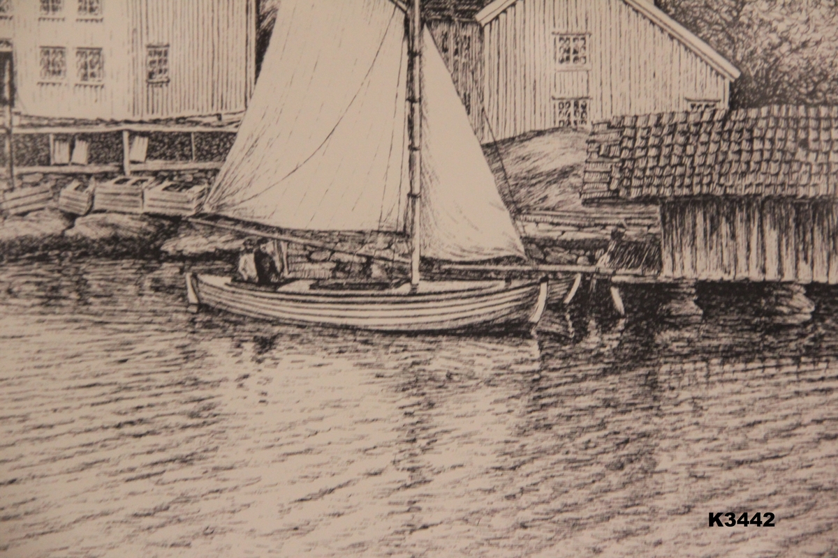 Radering med sølvmalt treramme. Ståltråd til oppheng stiftet fast på baksiden. 
Motiv: Hus og seilbåt ved sjøen på Helløya ca. 1900.