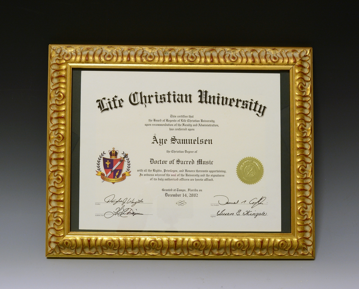 Innrammet diplom tildelt Aage Samuelsen posthumt av Life Christian University, Tampa, Florida. Tittel: Doctor of Sacred Music.