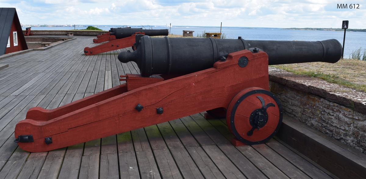 24-pundig slätborrad framladdningskanon av Thornqvist modell och 227 kulors vikt, av gjutjärn. Kanonens gjut. nr 146. Märkt å ena tappen "VB" och å den andra "1795".