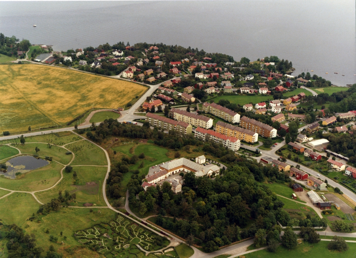 Luftfoto over Ringve gård med Ringve Botaniske Hage. Strindfjorden i nord.