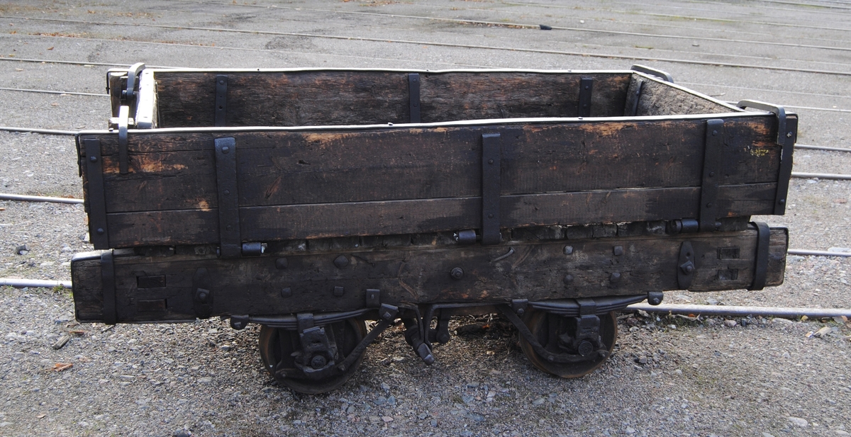 Hästdragen vagn från Kroppa Järnväg, med spårvidd 693 mm. Handbroms som använts när lutningen utför blev för stor.

Jvm00033-1 vagn.
Jvm00033-2 skänklar.