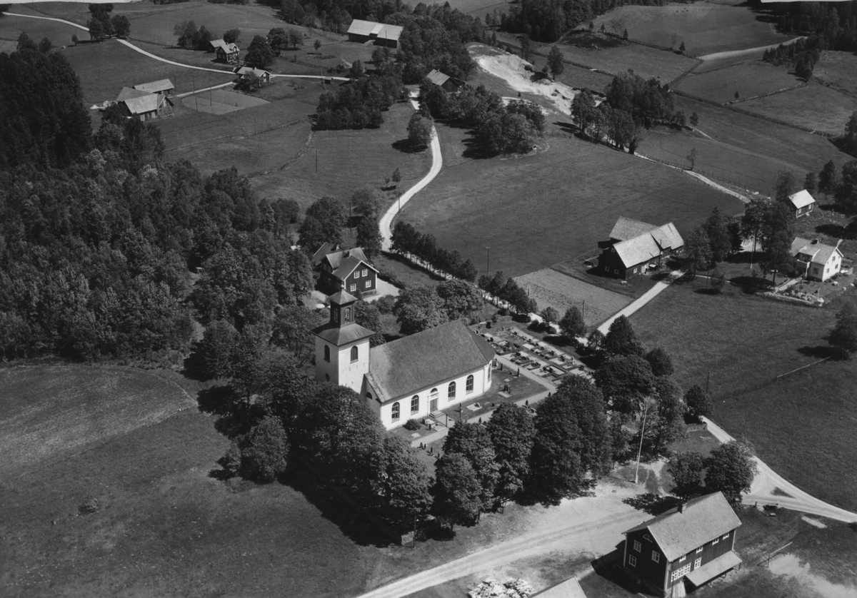 Flygfoto över Kållerstads kyrka i Gislaveds kommun, Jönköpings län. Nr: 295/1957