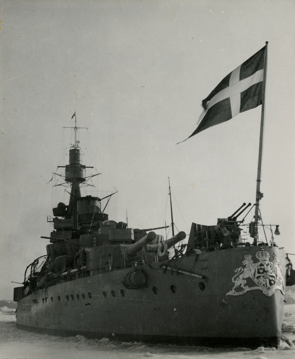 SVERIGE som kustflottans flaggskepp. I isen vid Hårsfjärden 1942.